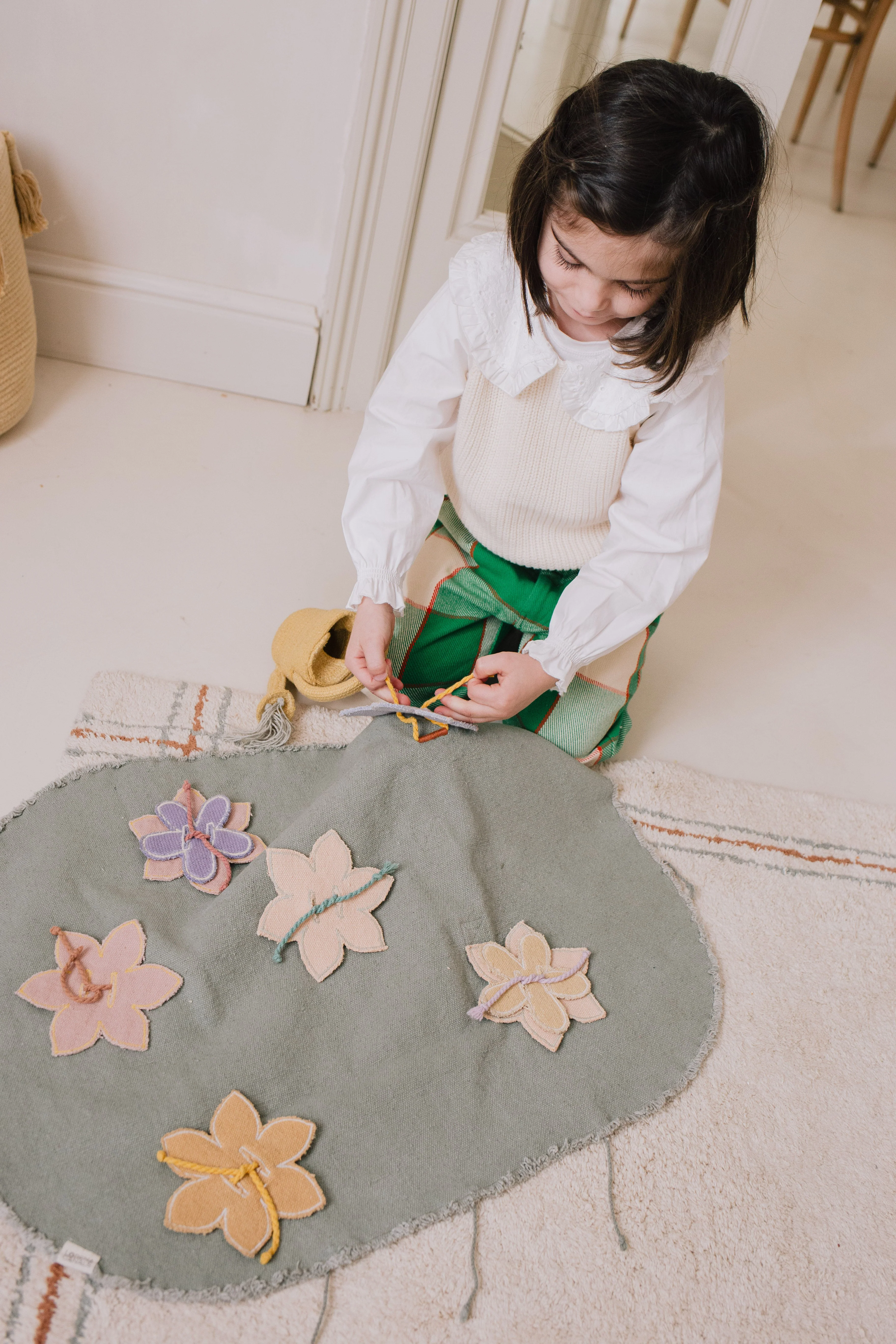 SMALL WORLD GREEN TOY FLOWER GARDEN - Image 2