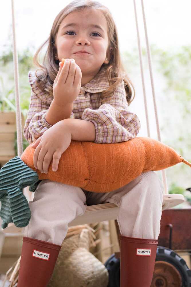 KNITTED CUSHION CATHY THE CARROT - Image 3