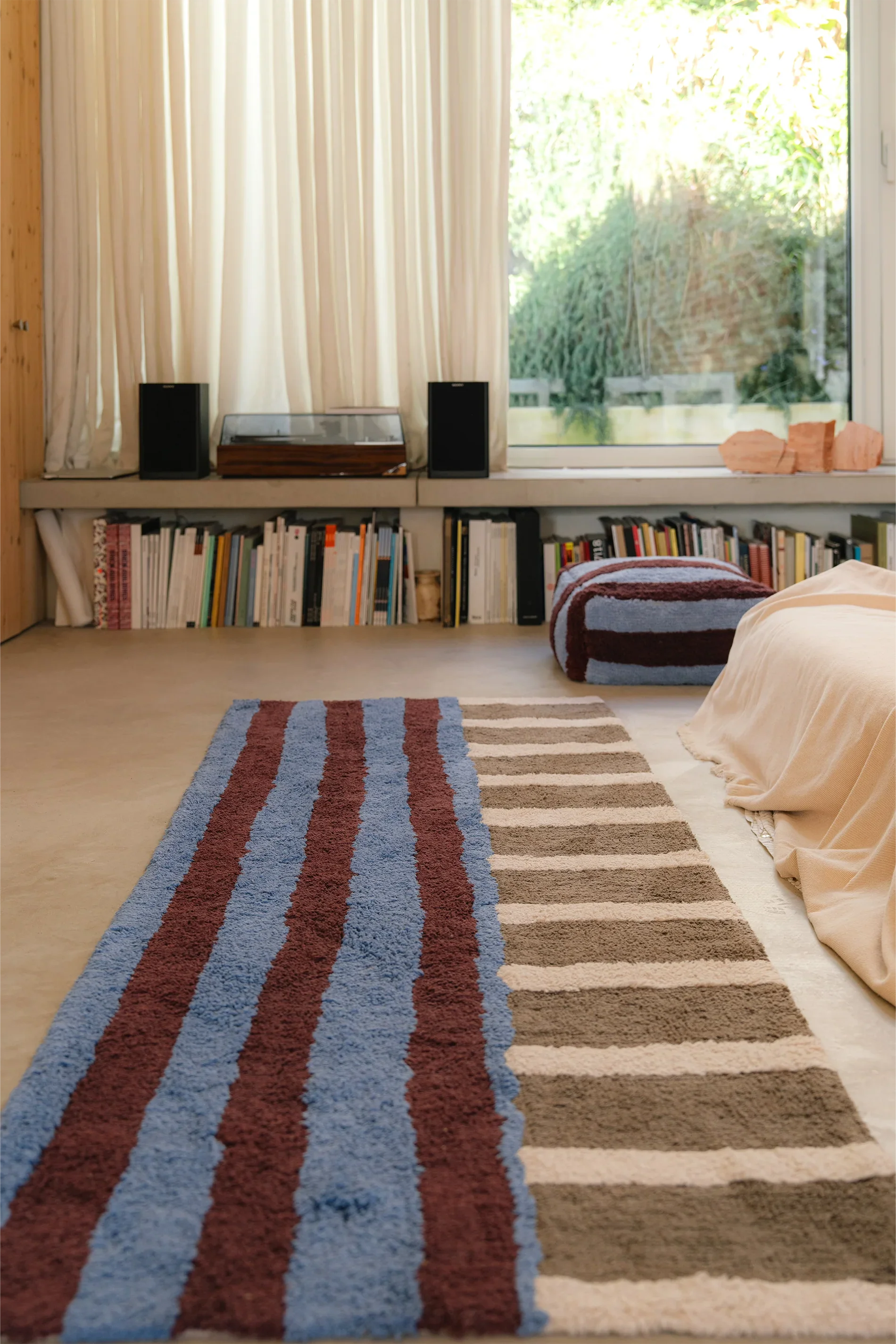 WASHABLE RUNNER RUG COLOR ON INDIGO BLUE - Image 3